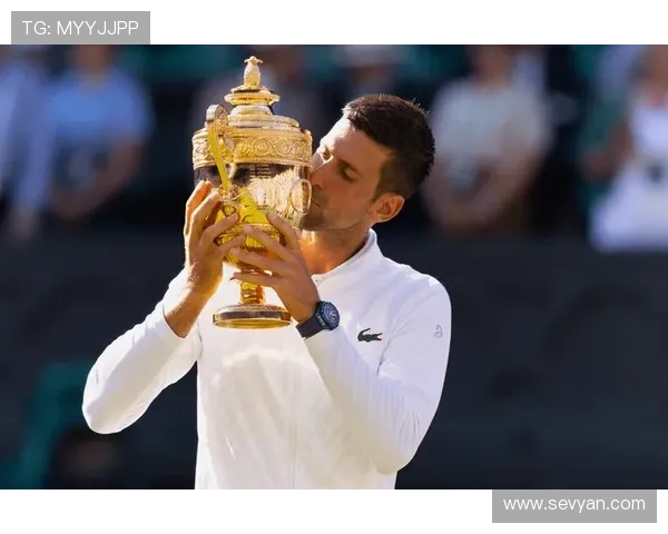 德约科维奇再度登顶年终总决赛展示王者风范新星崛起引发网坛震荡 德约科维奇再度登顶年终总决赛展示王者风范新星崛起引发网坛震荡