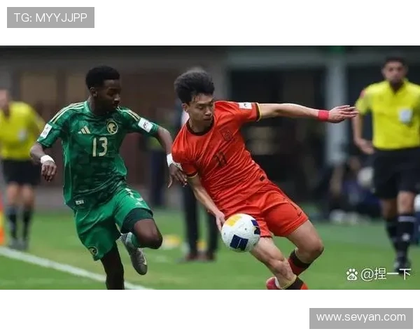 中国足球队迎战日本队激战正酣 球迷期待两队争夺亚洲杯晋级资格 中国足球队迎战日本队激战正酣 球迷期待两队争夺亚洲杯晋级资格